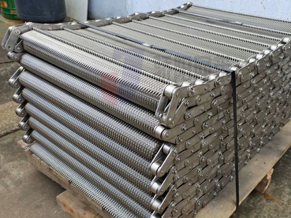 鏈條式金屬網(wǎng)帶采用齒輪傳動(dòng)，運(yùn)行平穩(wěn)